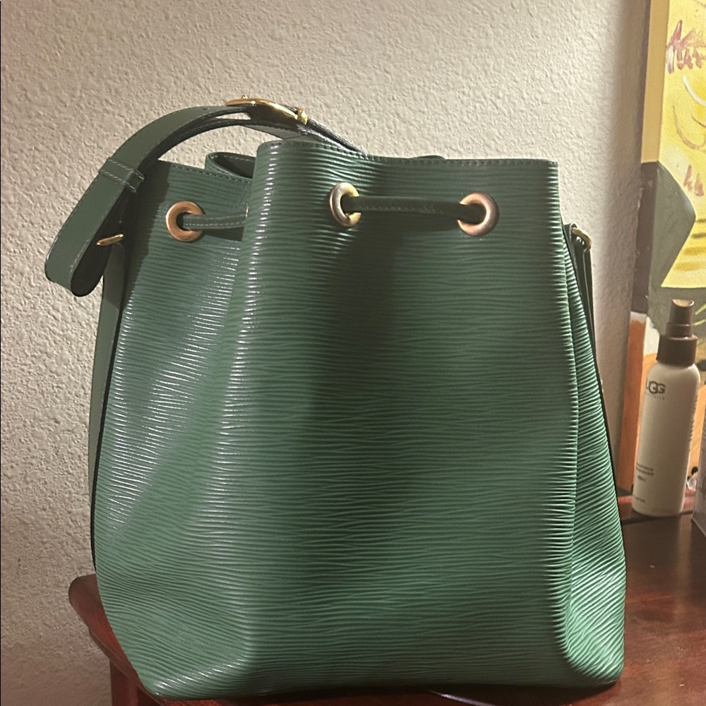 Boots n Bags Elegant Green  Leather Bucket Bag - Picture 5 of 9